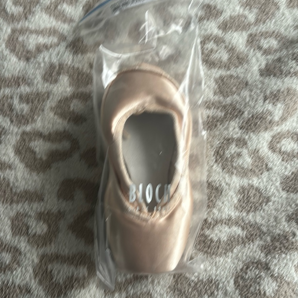 Size 2 - 4x European Balance pointe shoes